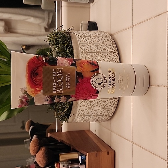 Bath and Body Works - Brightest Bloom - Picture 2 of 8